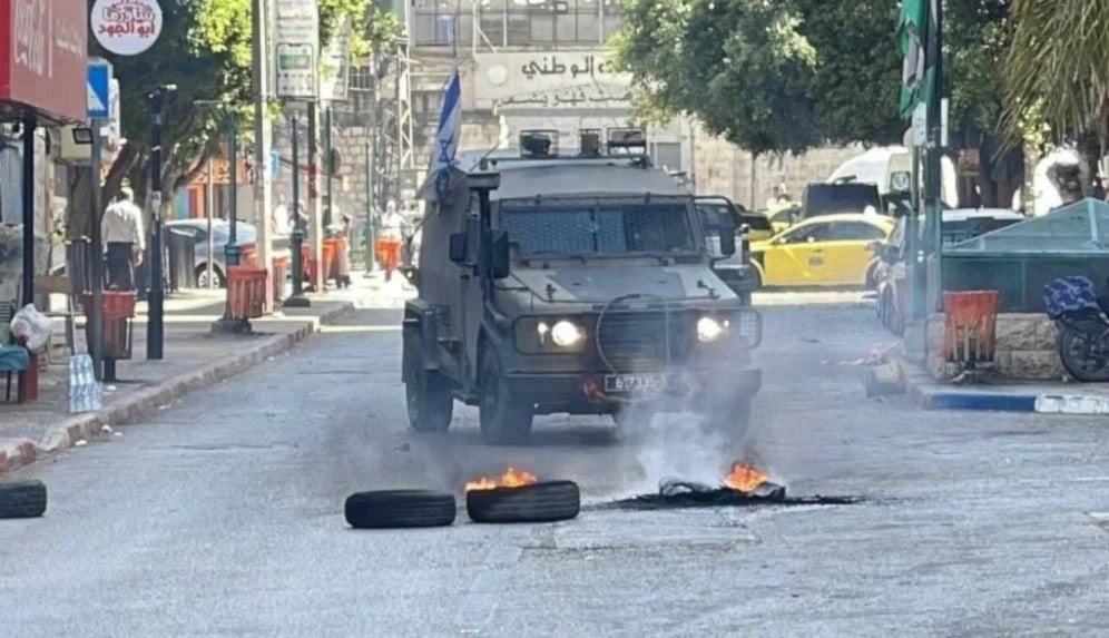 Escalan enfrentamientos entre palestinos y fuerzas israelíes en Nablus.