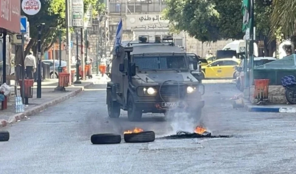 Escalan enfrentamientos entre palestinos y fuerzas israelíes en Nablus.