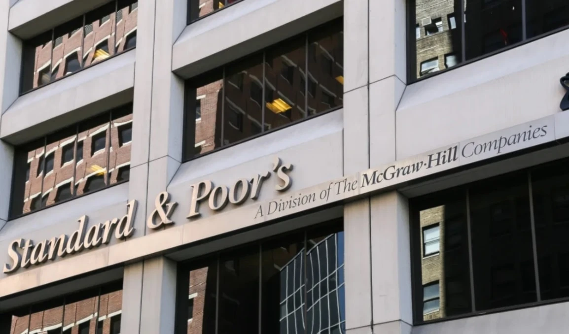 Standard & Poor's Global advierte que una escalada con Irán podría agravar el deterioro fiscal. Standard & Poor's Global advierte que una escalada con Irán podría agravar el deterioro fiscal.