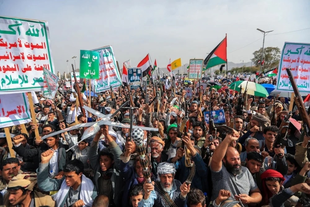 Yemenitas durante una manifestación en apoyo a la Franja de Gaza y su resistencia.
