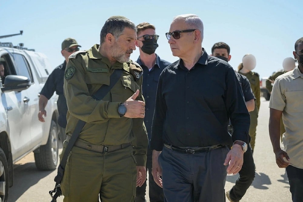 El primer ministro de la ocupación israelí, Benjamín Netanyahu, dialoga con el recién nombrado jefe del Shin Bet, David Zinni.
