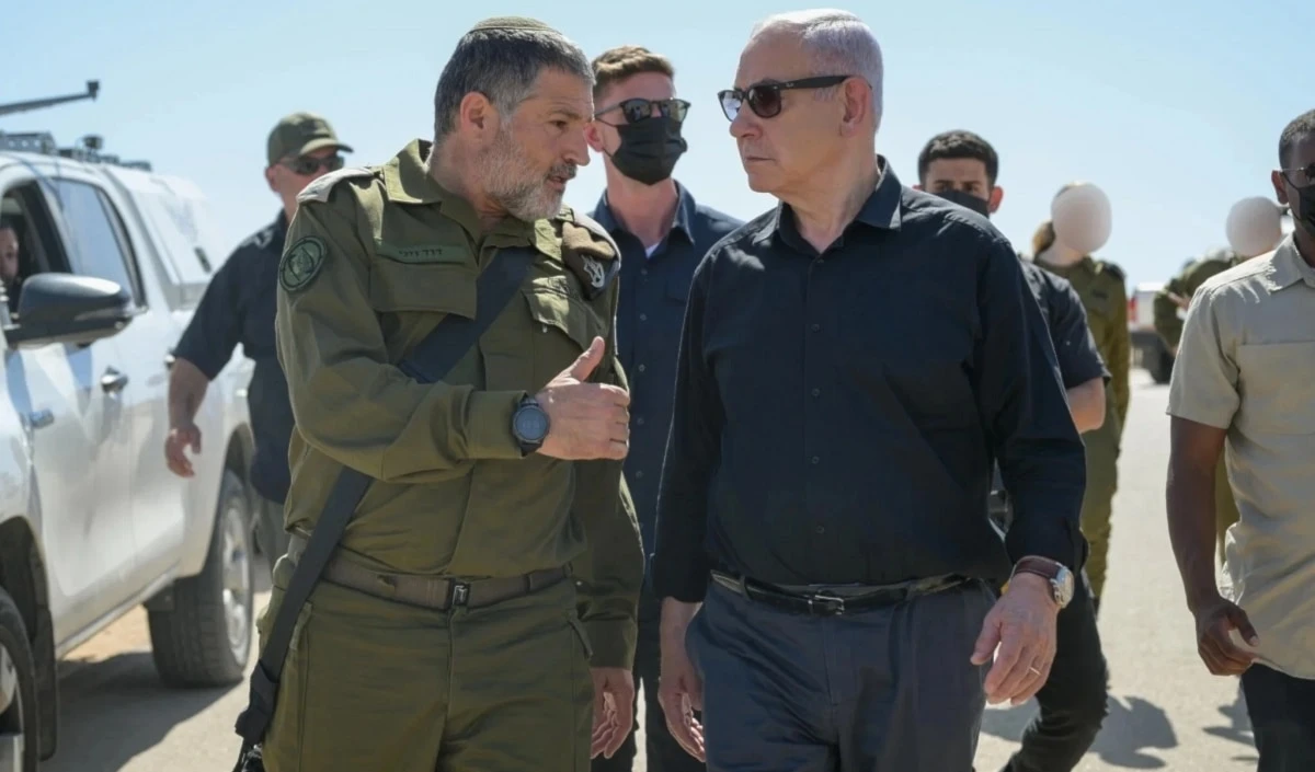 El primer ministro de la ocupación israelí, Benjamín Netanyahu, dialoga con el recién nombrado jefe del Shin Bet, David Zinni.