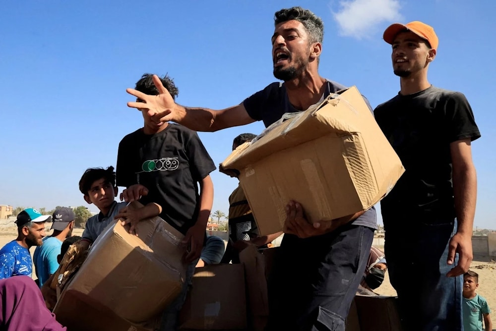 Palestinos reunidos cerca de un centro de distribución de ayuda respaldado por EE. UU. en Bagdad.