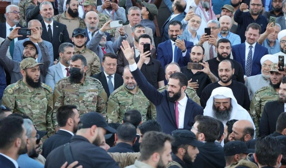 Ahmed Al-Sharaa en el acto multitudinario en Alepo. Ahmed Al-Sharaa en el acto multitudinario en Alepo.