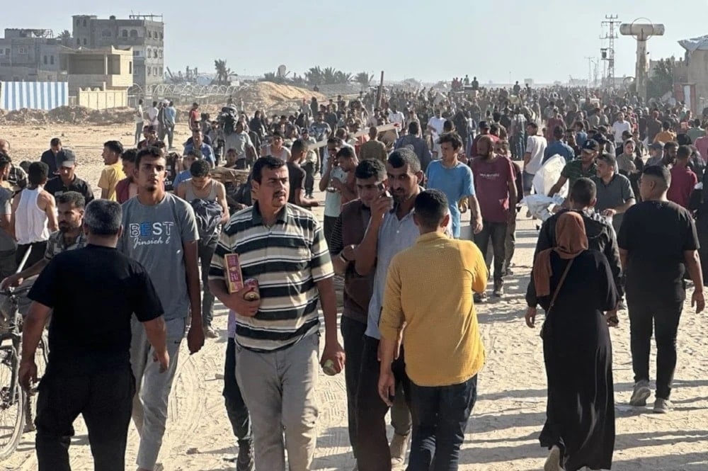 Palestina intentan recibir ayuda alimentaria en os puntos de distribución en la Franja de Gaza.