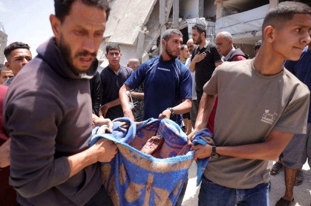 Palestinos llevan el cuerpo de un mártir tras embestida israelí al oeste de Jabalia. Foto: AFP