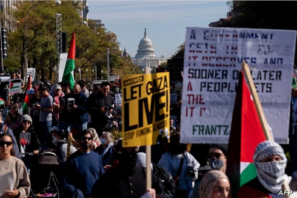 Estudiantes universitarios de EE. UU. expresan su solidaridad con la causa de Palestina.