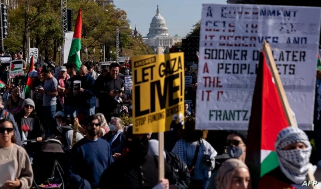 Estudiantes universitarios de EE. UU. expresan su solidaridad con la causa de Palestina.