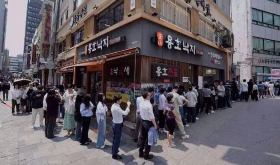 La gente espera en una larga fila para emitir su voto anticipado para las elecciones presidenciales del 3 de junio  cerca de un centro de votación en Seúl.. La gente espera en una larga fila para emitir su voto anticipado para las elecciones presidenciales del 3 de junio  cerca de un centro de votación en Seúl..