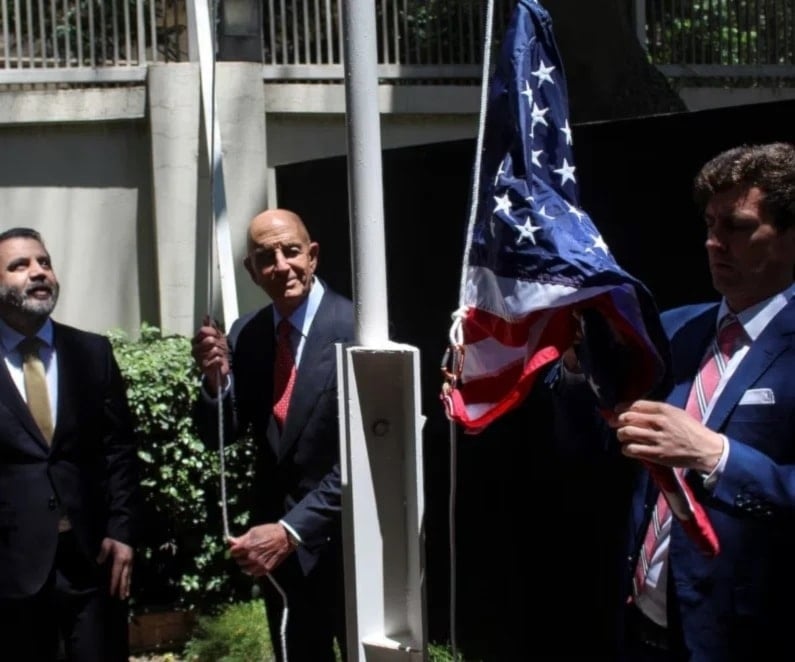 El enviado estadounidense a Siria, Tom Barrack, iza la bandera de su país en la residencia del embajador en Damasco.