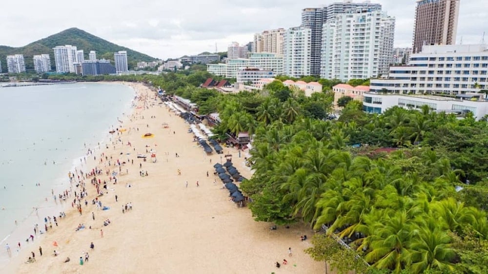 Suites de ventanales panorámicos y jardines tropicales de la isla Hainan contrastan con la infraestructura hospitalaria convencional del gigante asiático. Foto: Getty Images.