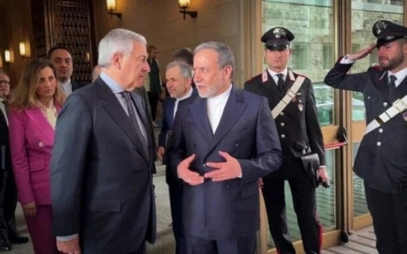 El canciller iraní Abbas Araghchi (derecha) conversa con su homólogo italiano en Roma. Foto: AFP