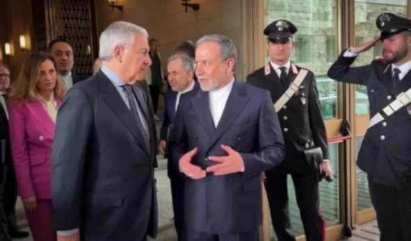 El canciller iraní Abbas Araghchi (derecha) conversa con su homólogo italiano en Roma. Foto: AFP El canciller iraní Abbas Araghchi (derecha) conversa con su homólogo italiano en Roma. Foto: AFP