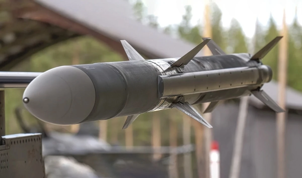 La operación incluye misiles del modelo AIM-120C-8, equipos de guiado, repuestos, contenedores y servicios logísticos.