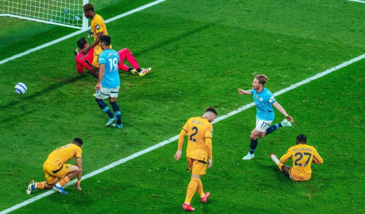 Manchester City triunfa y camina hacia la clasificacion a Champions.