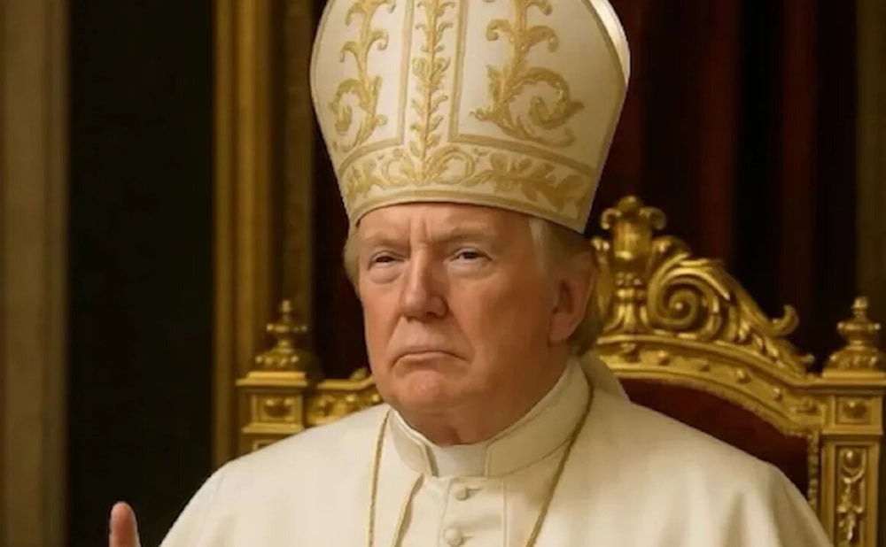 Presidente de EE. UU. genera polémica con foto con atuendo papal