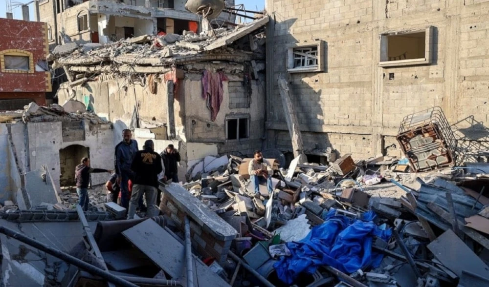 Palestinos buscan sobrevivientes entre los escombros de un edificio destruido por un ataque israelí en Gaza.