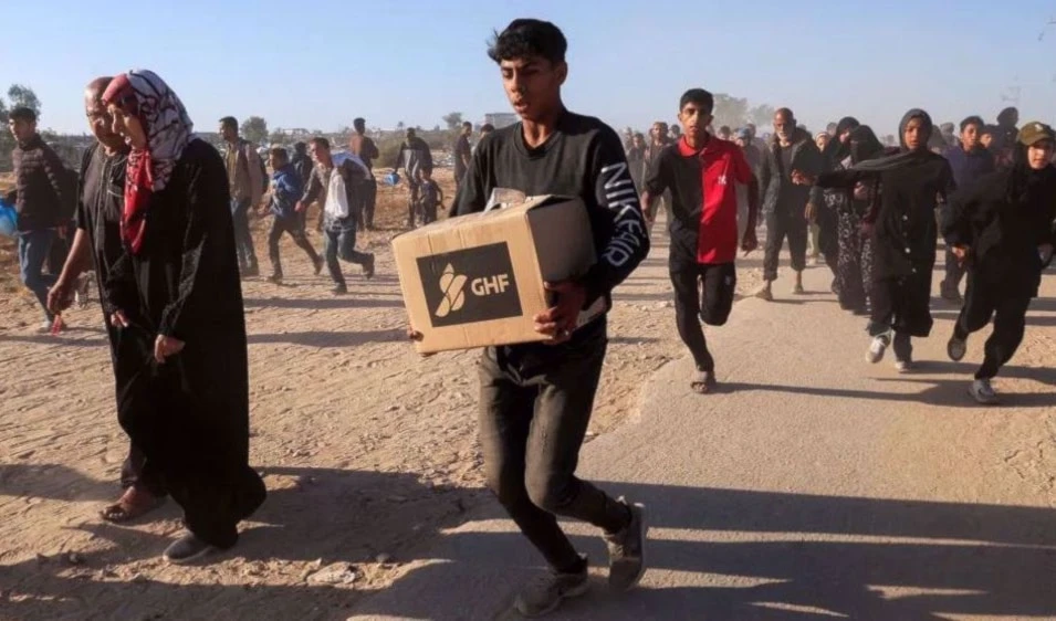 El caos impera en las primeras distribuciones de la organización, respaldada por Estados Unidos e Israel. Foto: Reuters