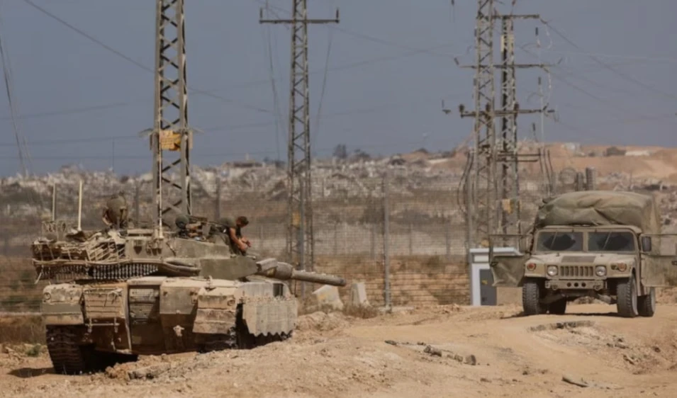 Vehículos militares en la valla que separa los territorios ocupados por "Israel" de la Franja de Gaza. Foto: Reuters.