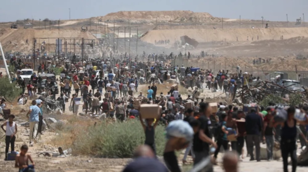Palestinos acuden al punto de distribución de ayuda en el corredor Netzarim, en el centro de la Franja de Gaza. Foto: Anadolu