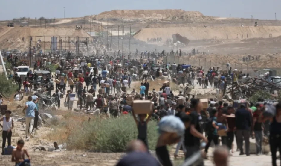 Palestinos acuden al punto de distribución de ayuda en el corredor Netzarim, en el centro de la Franja de Gaza. Foto: Anadolu Palestinos acuden al punto de distribución de ayuda en el corredor Netzarim, en el centro de la Franja de Gaza. Foto: Anadolu