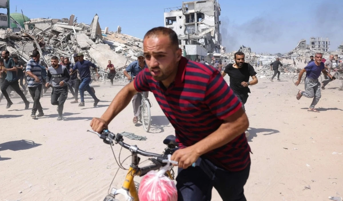 Palestinos huyen de ataque israelí con drones en Jabalia. Foto: AFP