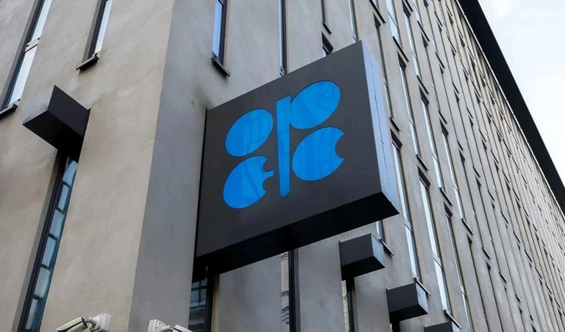 El grupo OPEP+ ha enfrentado tensiones recurrentes desde la pandemia, con choques entre sus miembros por las cuotas, el precio del barril y la participación en los mercados asiáticos y europeos. El grupo OPEP+ ha enfrentado tensiones recurrentes desde la pandemia, con choques entre sus miembros por las cuotas, el precio del barril y la participación en los mercados asiáticos y europeos.