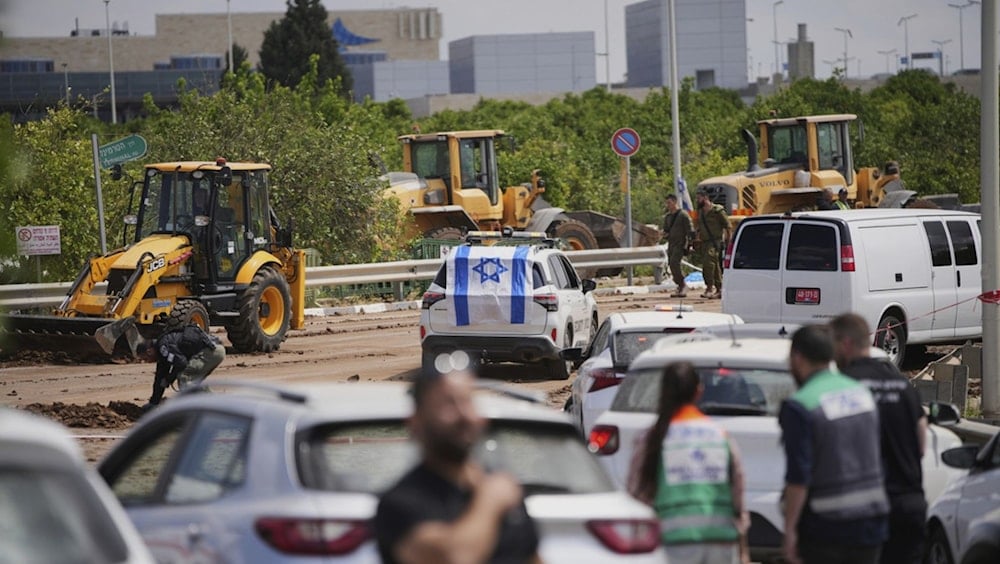 Equipos de emergencia israelíes evacuan una carretera fuera del aeropuerto Ben Gurion tras la caída del misil yemenita. (Foto: AP)