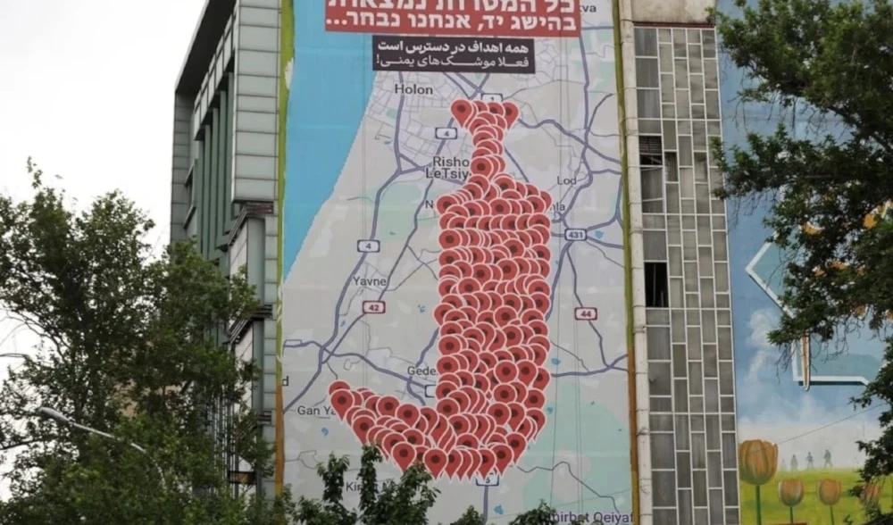 El cartel muestra una daga tradicional yemenita hecho con alfileres de mapas y con la frase en hebreo:  Todos los objetivos a nuestro alcance, elegimos.