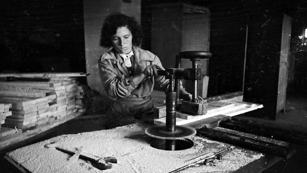Las mujeres en la retaguardia tuvieron que readaptarse a las condiciones de guerra y aprender profesiones que en aquella época eran en su mayoría masculinas.