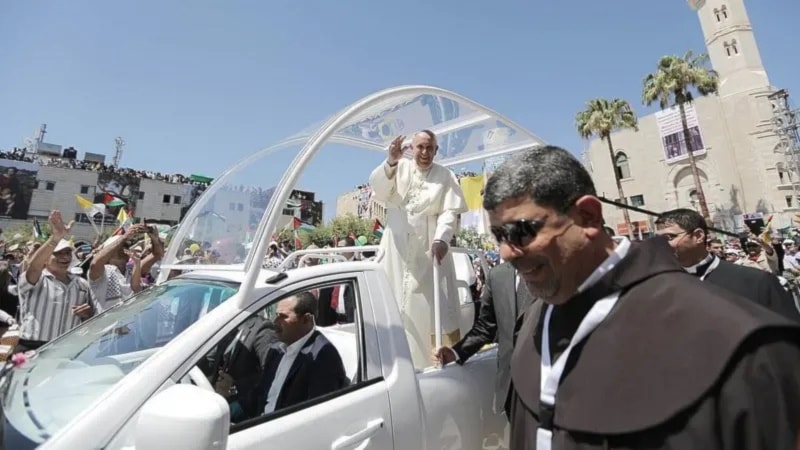 El papamóvil que Francisco utilizó durante su visita a Belén en 2014 está siendo reconvertido en un ambulatorio móvil.