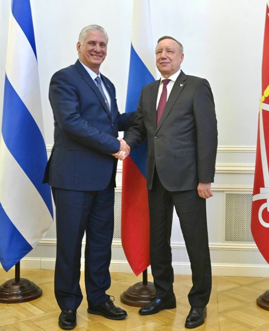El gobernador de San Petersburgo, Alexandr Beglov, recibe a Díaz-Canel en la sede del ejecutivo local, ubicada en el histórico Palacio Smolny.