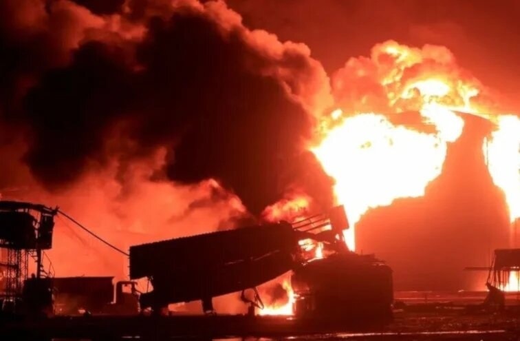 Agresión israelíes causaron incendios en el puerto de Hodeidah en julio de 2024