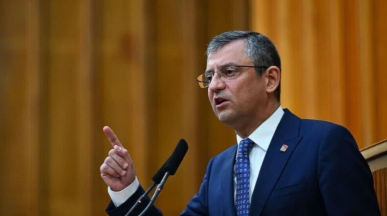 Atacan a líder de oposición turca durante un funeral en Estambul