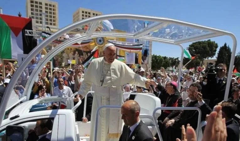 El papa Francisco presidió una misa al aire libre el 25 de mayo de 2014 frente a la iglesia de la Natividad en la ciudad bíblica de Belén.