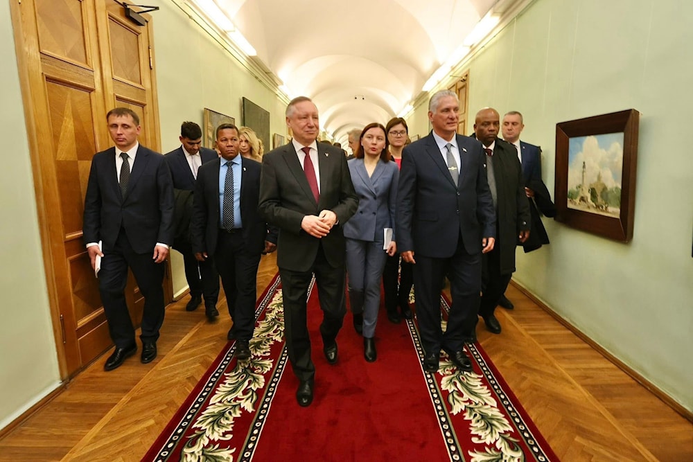 Díaz-Canel recorre los pasillos del Palacio Smolny, en San Petersburgo.