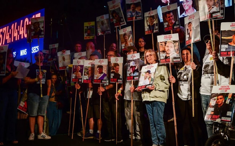 Familiares de prisioneros israelíes insisten en reemplazar a Netanyahu.