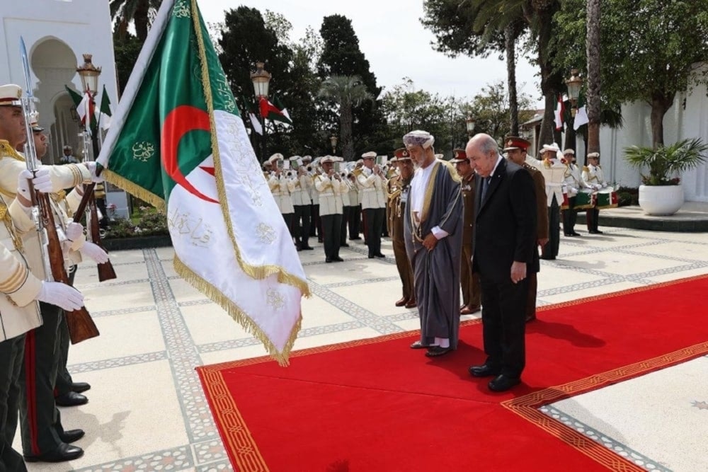 Presidente de Argelia durante la ceremonia de recepción del sultán de Omán. 5 de mayo de 2025