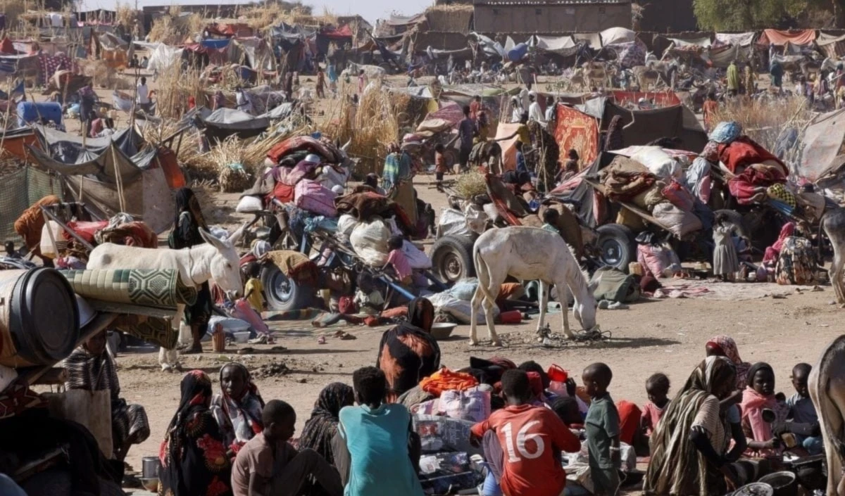 Sudaneses desplazadas huyen después del ataque de los paramilitares al campamento de Zamzam. Sudaneses desplazadas huyen después del ataque de los paramilitares al campamento de Zamzam.