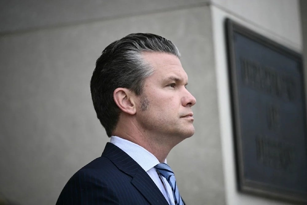 Hegseth inició varias conversaciones desde su teléfono personal y desde una línea no segura en su oficina.