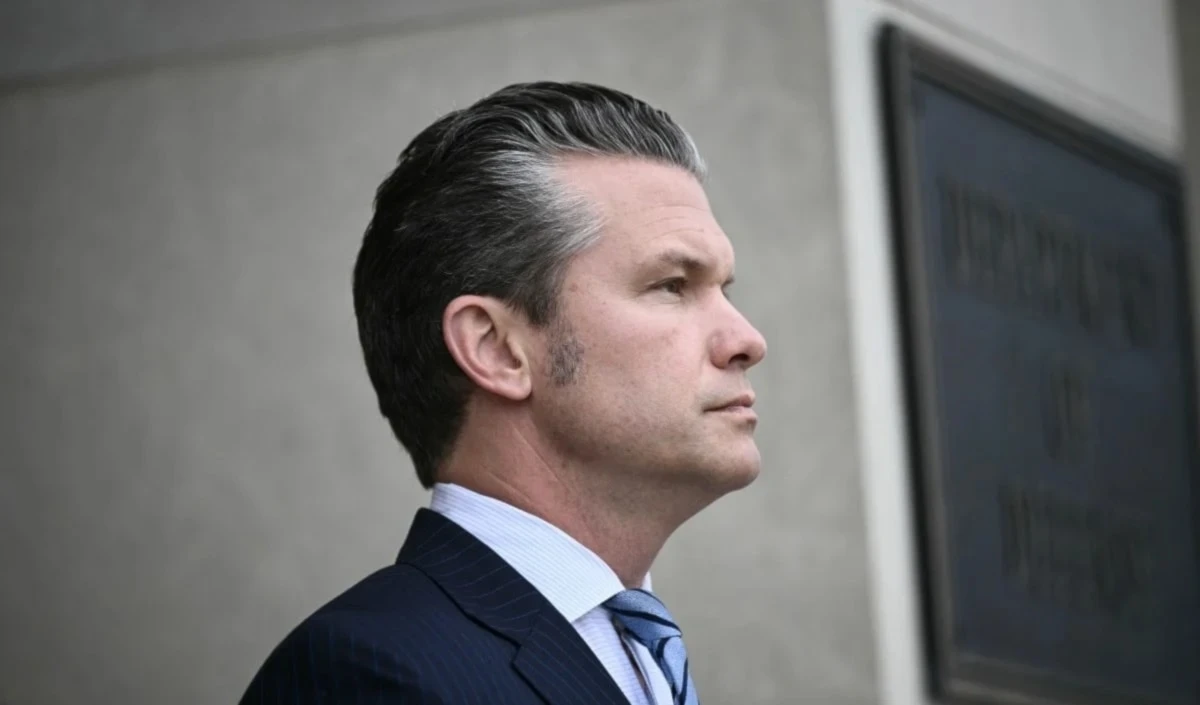 Hegseth inició varias conversaciones desde su teléfono personal y desde una línea no segura en su oficina.