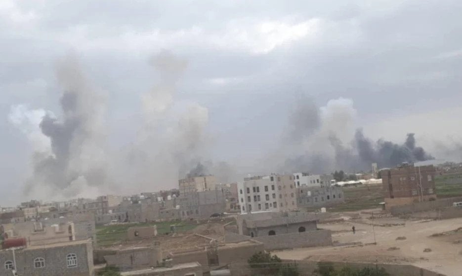 Imagen del bombardeo israelí al aeropuerto de Saná.