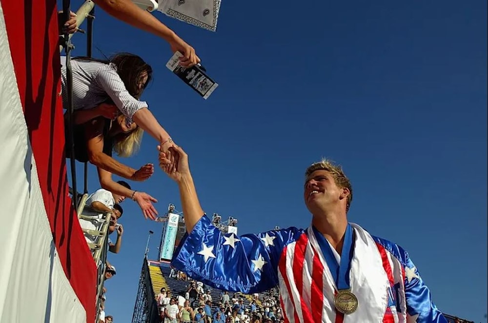 Gary Hall Jr. recibe réplicas de sus 10 medallas olímpicas perdidas.