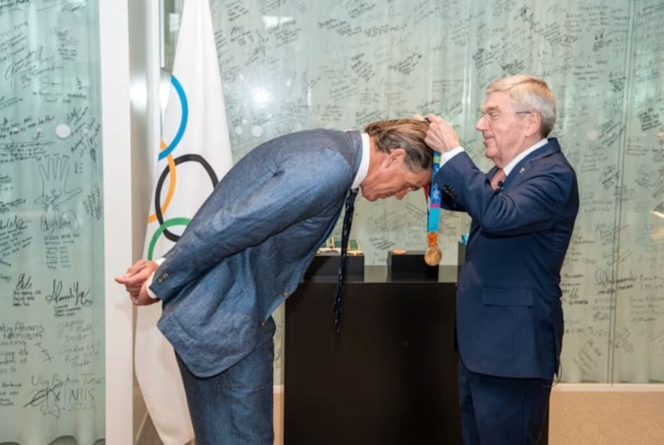 Gary Hall Jr. recibe réplicas de sus 10 medallas olímpicas perdidas