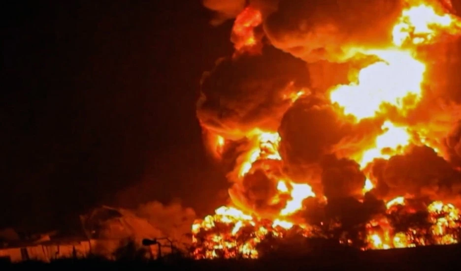 El bombardeo israelí-estadounidense tuvo como objetivo el puerto de Hodeidah y la fábrica de cemento Bajil, al oeste de Yemen. El bombardeo israelí-estadounidense tuvo como objetivo el puerto de Hodeidah y la fábrica de cemento Bajil, al oeste de Yemen.