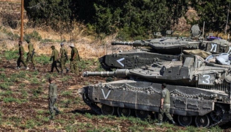 Soldados y tanques israelíes en las proximidades de Gaza.