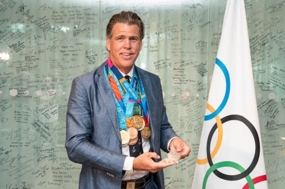 Gary Hall Jr. recibe réplicas de sus 10 medallas olímpicas perdidas.