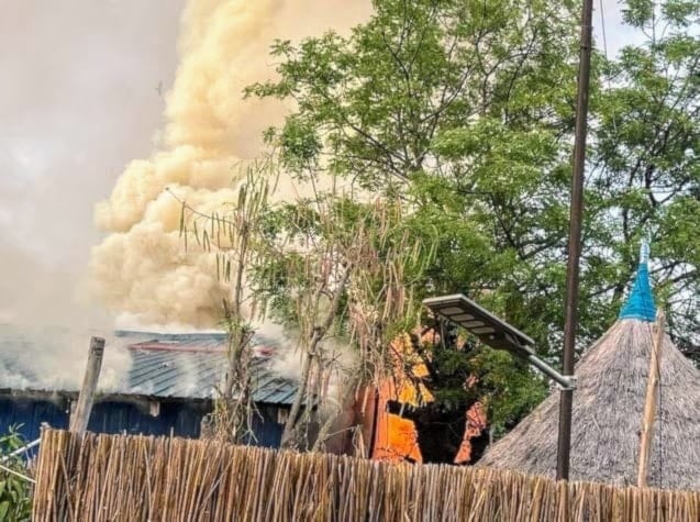Humo y fuego después del bombardeo a una instalación médica dirigida por MSF en la provincia de Vanjak en Sudán del Sur (Foto: Reuters)