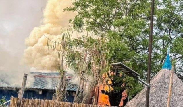 Humo y fuego después del bombardeo a una instalación médica dirigida por MSF en la provincia de Vanjak en Sudán del Sur (Foto: Reuters)