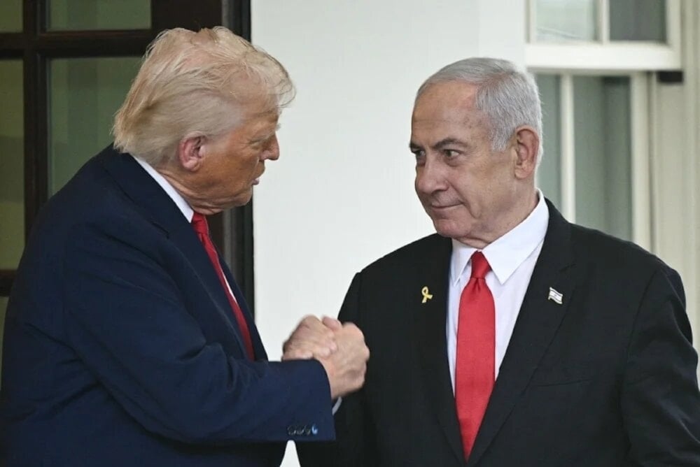Presidente de Estados Unidos estrecha la mano al primer ministro de 